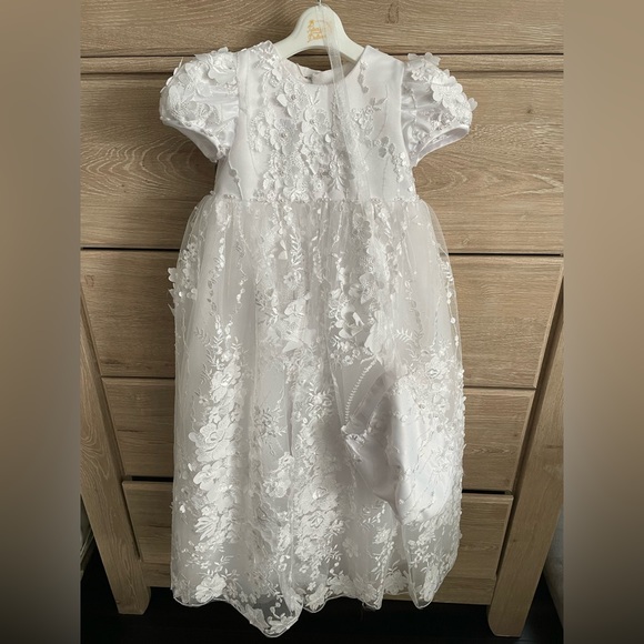 Princess Daliana 3D Floral Lace Full Length Dress with bonnet size: 9 months - Picture 4 of 9